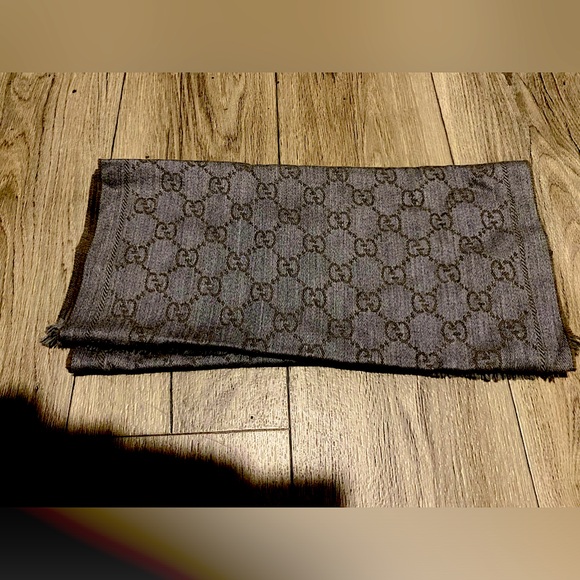 GUCCI Scarf
Monogram GG Pattern
70% Wool 30% Silk
LIGHTBROWN 45x180cm - Picture 1 of 4